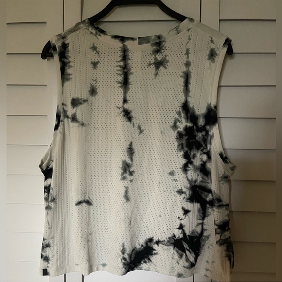 Lululemon Train to be crop tank - Picture 3 of 3